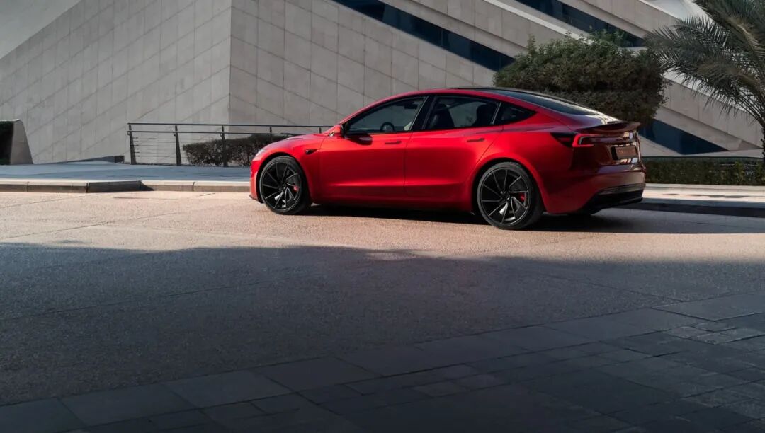 红色 Model 3